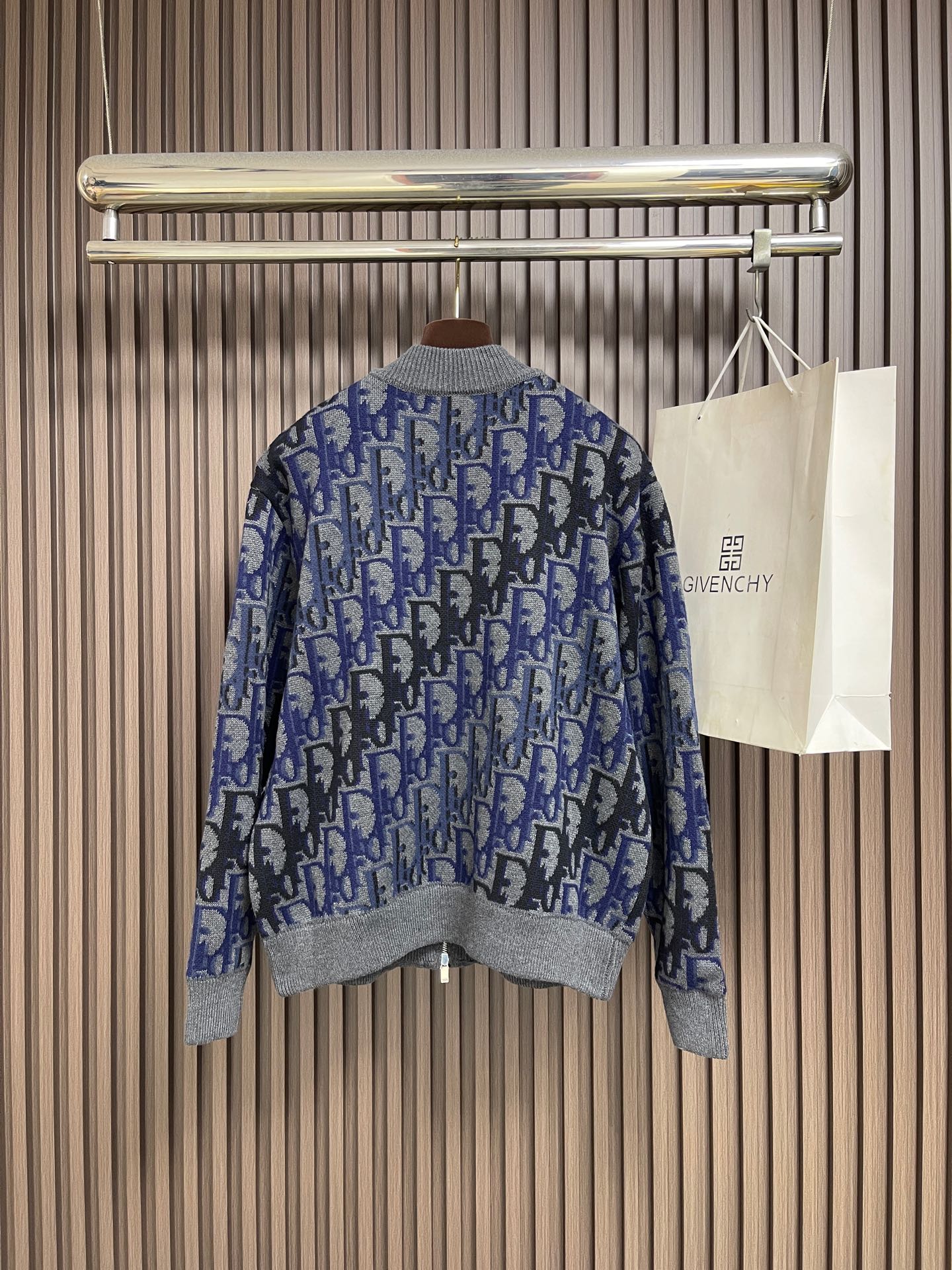 🛒🛒Dior Oblique 渐变满印毛衣外套,定织岚缂云序臻织绵羊毛 垂坠挺括 软糯温润 冰蓝为基底 蓝调向炭黑循序晕 🛒🛒Dior Oblique 渐变满印毛衣外套,定织岚缂云序臻织绵羊毛 垂坠挺括 软糯温润 冰蓝为基底 蓝调向炭黑循序晕