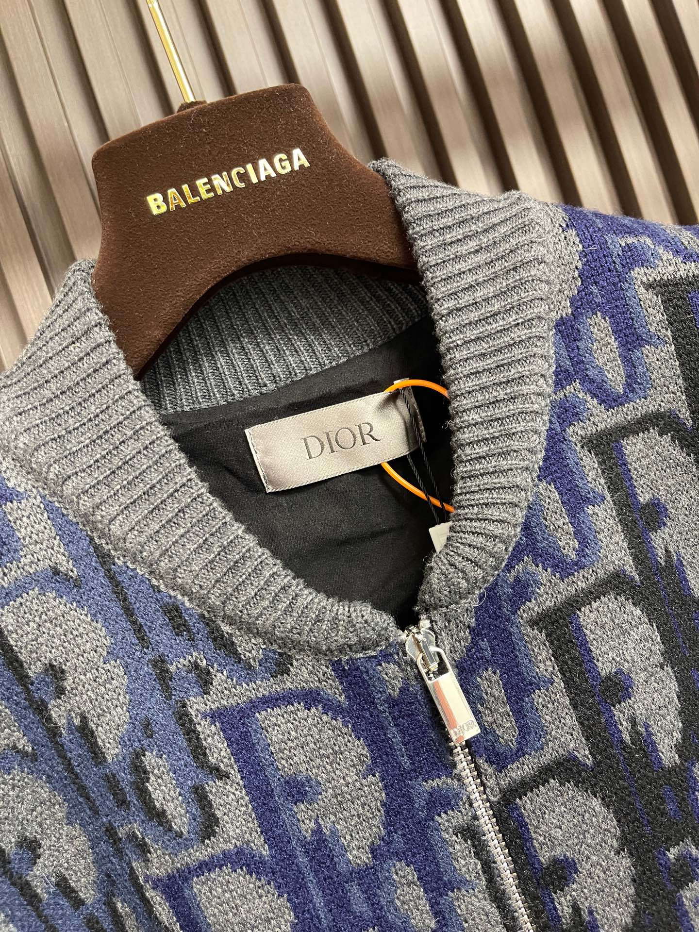 🛒🛒Dior Oblique 渐变满印毛衣外套,定织岚缂云序臻织绵羊毛 垂坠挺括 软糯温润 冰蓝为基底 蓝调向炭黑循序晕 🛒🛒Dior Oblique 渐变满印毛衣外套,定织岚缂云序臻织绵羊毛 垂坠挺括 软糯温润 冰蓝为基底 蓝调向炭黑循序晕