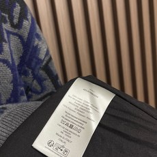 🛒🛒Dior Oblique 渐变满印毛衣外套,定织岚缂云序臻织绵羊毛 垂坠挺括 软糯温润 冰蓝为基底 蓝调向炭黑循序晕 🛒🛒Dior Oblique 渐变满印毛衣外套,定织岚缂云序臻织绵羊毛 垂坠挺括 软糯温润 冰蓝为基底 蓝调向炭黑循序晕