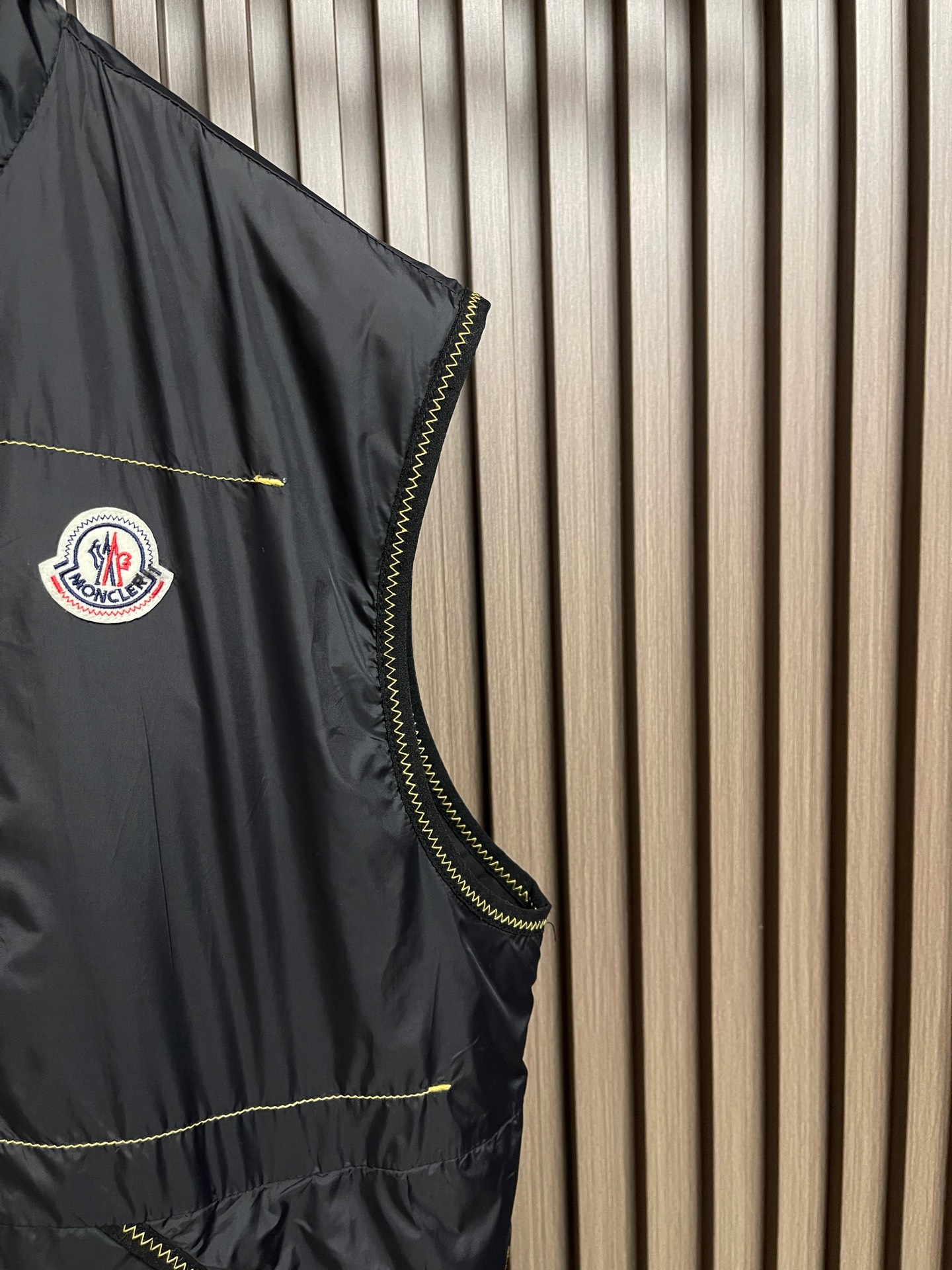 🛒🛒Moncler 徽标拉链口袋马甲，面料采用原版一致定制御朔轻砺凝织锦纶，经轻量化定型与防泼水工艺处理，曜夜玄黑铺展衣