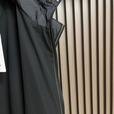 🛒🛒Moncler 徽标拉链口袋马甲,面料采用原版一致定制御朔轻砺凝织锦纶,经轻量化定型与防泼水工艺处理,曜夜玄黑铺展衣 🛒🛒Moncler 徽标拉链口袋马甲,面料采用原版一致定制御朔轻砺凝织锦纶,经轻量化定型与防泼水工艺处理,曜夜玄黑铺展衣