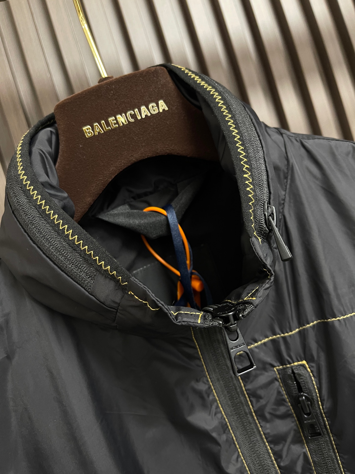 🛒🛒Moncler 徽标拉链口袋马甲，面料采用原版一致定制御朔轻砺凝织锦纶，经轻量化定型与防泼水工艺处理，曜夜玄黑铺展衣