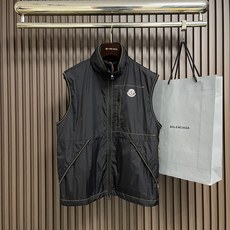 🛒🛒Moncler 徽标拉链口袋马甲,面料采用原版一致定制御朔轻砺凝织锦纶,经轻量化定型与防泼水工艺处理,曜夜玄黑铺展衣 🛒🛒Moncler 徽标拉链口袋马甲,面料采用原版一致定制御朔轻砺凝织锦纶,经轻量化定型与防泼水工艺处理,曜夜玄黑铺展衣