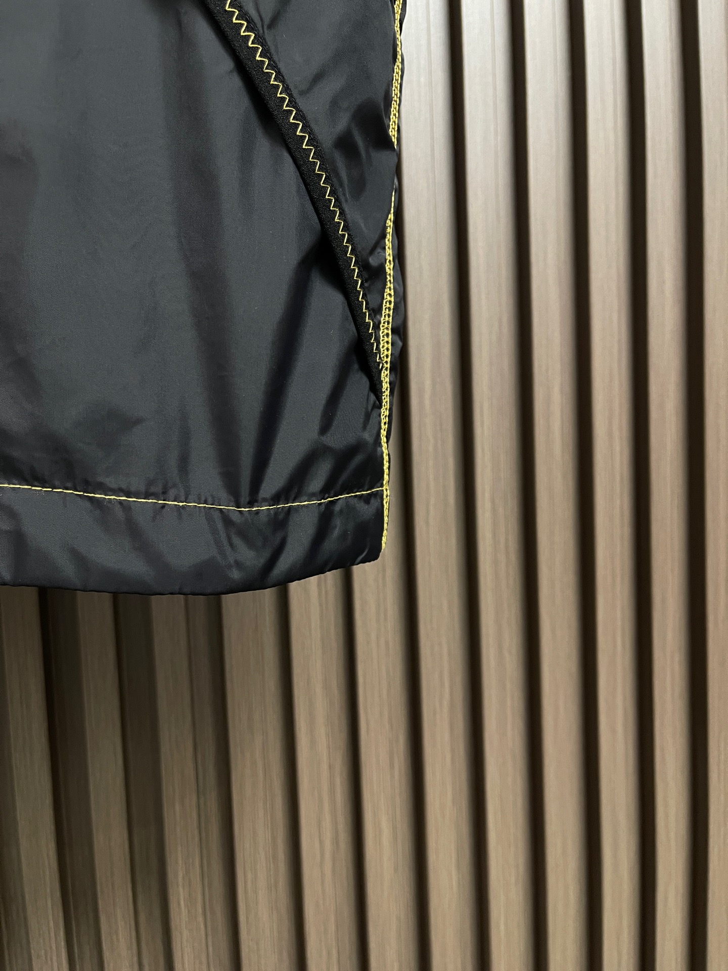 🛒🛒Moncler 徽标拉链口袋马甲，面料采用原版一致定制御朔轻砺凝织锦纶，经轻量化定型与防泼水工艺处理，曜夜玄黑铺展衣