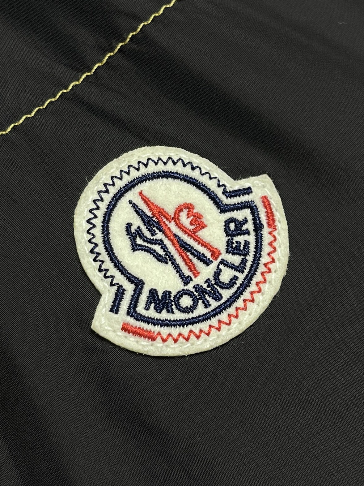 🛒🛒Moncler 徽标拉链口袋马甲，面料采用原版一致定制御朔轻砺凝织锦纶，经轻量化定型与防泼水工艺处理，曜夜玄黑铺展衣