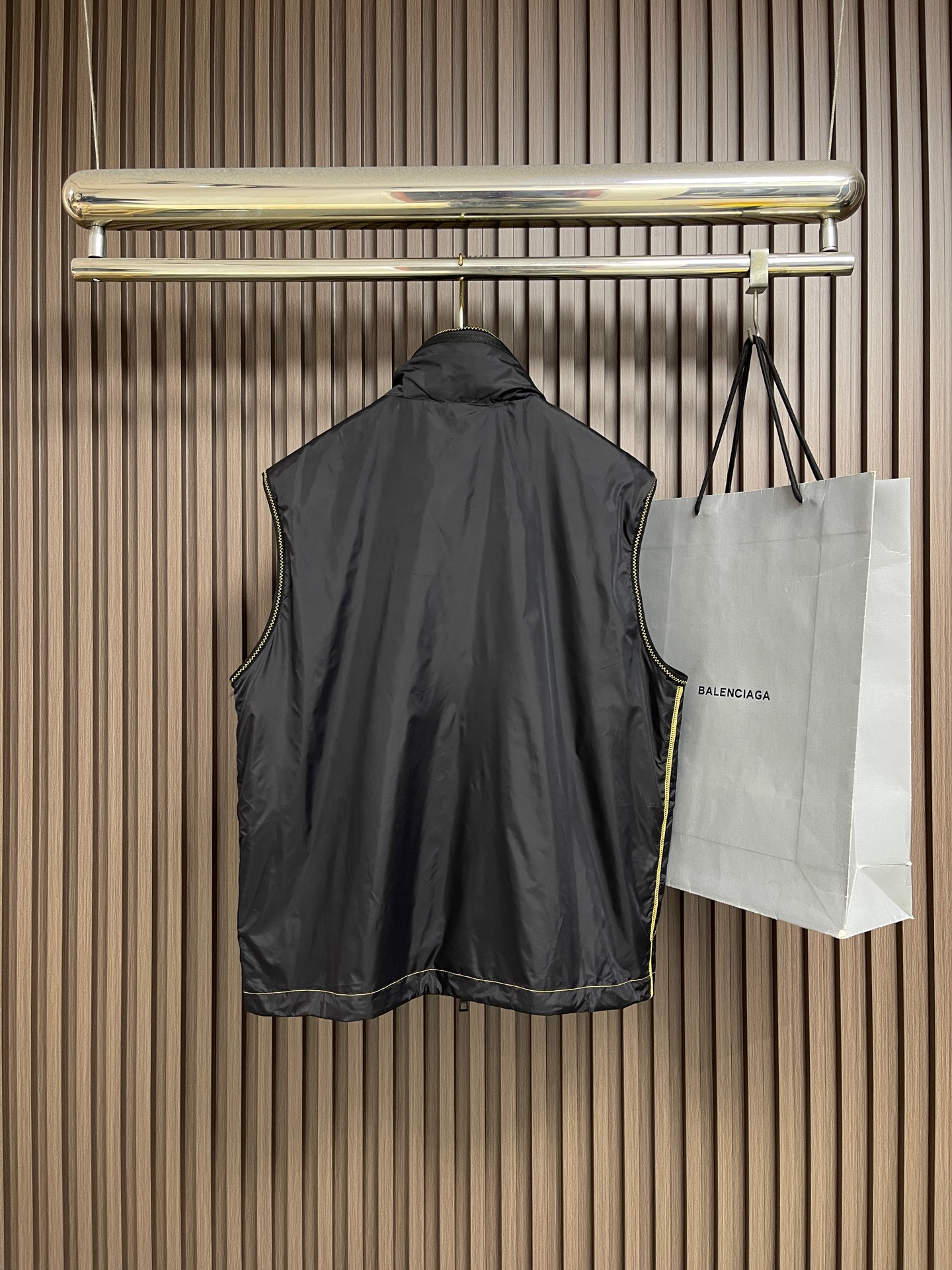 🛒🛒Moncler 徽标拉链口袋马甲，面料采用原版一致定制御朔轻砺凝织锦纶，经轻量化定型与防泼水工艺处理，曜夜玄黑铺展衣