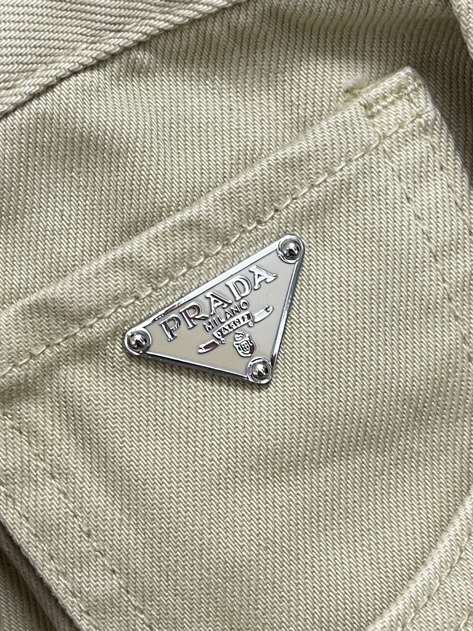 🛒🛒Prada 三角标牛仔裤，定制珩墟石洗重纬丹宁，砂雾米杏晕染裤身，氤氲温润朦胧砂质肌理，诠释意式老钱克制内敛的复古奢