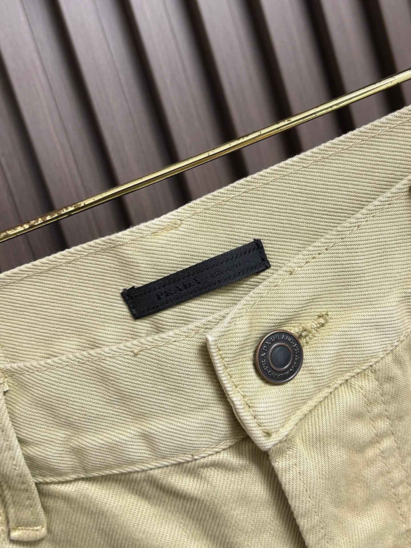 🛒🛒Prada 三角标牛仔裤，定制珩墟石洗重纬丹宁，砂雾米杏晕染裤身，氤氲温润朦胧砂质肌理，诠释意式老钱克制内敛的复古奢