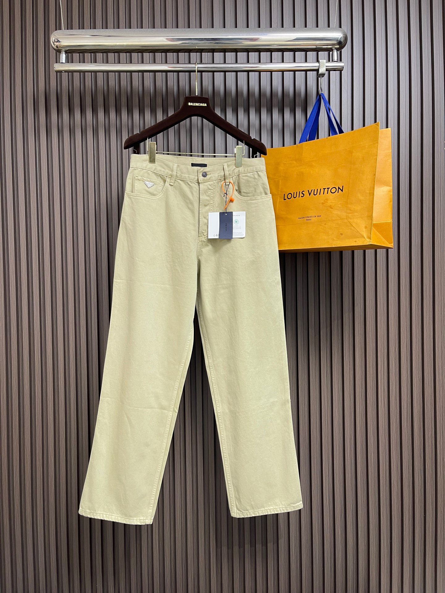 🛒🛒Prada 三角标牛仔裤,定制珩墟石洗重纬丹宁,砂雾米杏晕染裤身,氤氲温润朦胧砂质肌理,诠释意式老钱克制内敛的复古奢 🛒🛒Prada 三角标牛仔裤,定制珩墟石洗重纬丹宁,砂雾米杏晕染裤身,氤氲温润朦胧砂质肌理,诠释意式老钱克制内敛的复古奢
