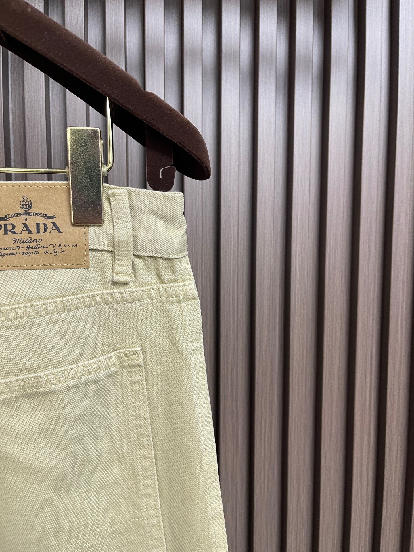🛒🛒Prada 三角标牛仔裤，定制珩墟石洗重纬丹宁，砂雾米杏晕染裤身，氤氲温润朦胧砂质肌理，诠释意式老钱克制内敛的复古奢