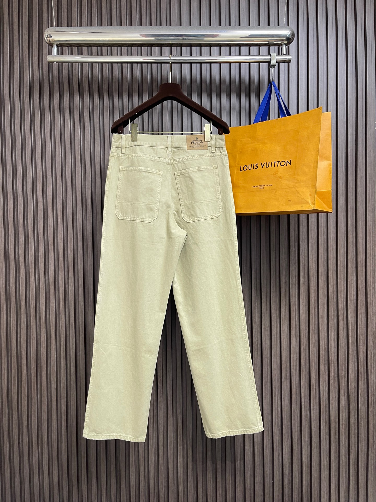 🛒🛒Prada 三角标牛仔裤，定制珩墟石洗重纬丹宁，砂雾米杏晕染裤身，氤氲温润朦胧砂质肌理，诠释意式老钱克制内敛的复古奢