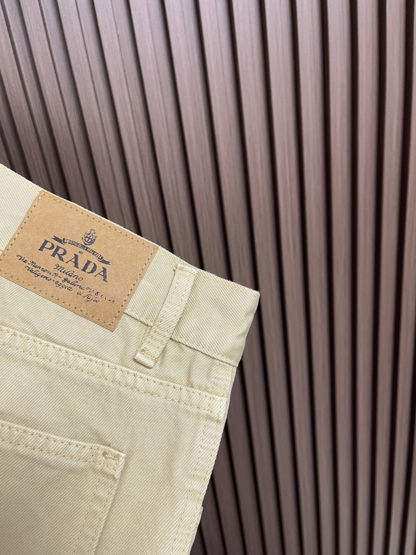🛒🛒Prada 三角标牛仔裤，定制珩墟石洗重纬丹宁，砂雾米杏晕染裤身，氤氲温润朦胧砂质肌理，诠释意式老钱克制内敛的复古奢