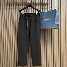 🛒🛒Zegna 2026SS早秋新款休闲长裤。原版裤型上身休闲百搭、随性慵懒范,高级定制面料,订制工艺 舒适感爆棚。尺码 🛒🛒Zegna 2026SS早秋新款休闲长裤。原版裤型上身休闲百搭、随性慵懒范,高级定制面料,订制工艺 舒适感爆棚。尺码