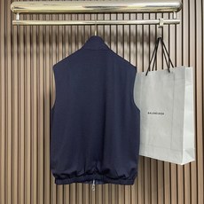 🛒🛒LORO PIANA Loro Piana 双面穿无袖背心夹克外套,立领,正面贴边口袋,松紧双向拉链开合,采用意大利 🛒🛒LORO PIANA Loro Piana 双面穿无袖背心夹克外套,立领,正面贴边口袋,松紧双向拉链开合,采用意大利