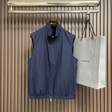 🛒🛒LORO PIANA Loro Piana 双面穿无袖背心夹克外套,立领,正面贴边口袋,松紧双向拉链开合,采用意大利 🛒🛒LORO PIANA Loro Piana 双面穿无袖背心夹克外套,立领,正面贴边口袋,松紧双向拉链开合,采用意大利
