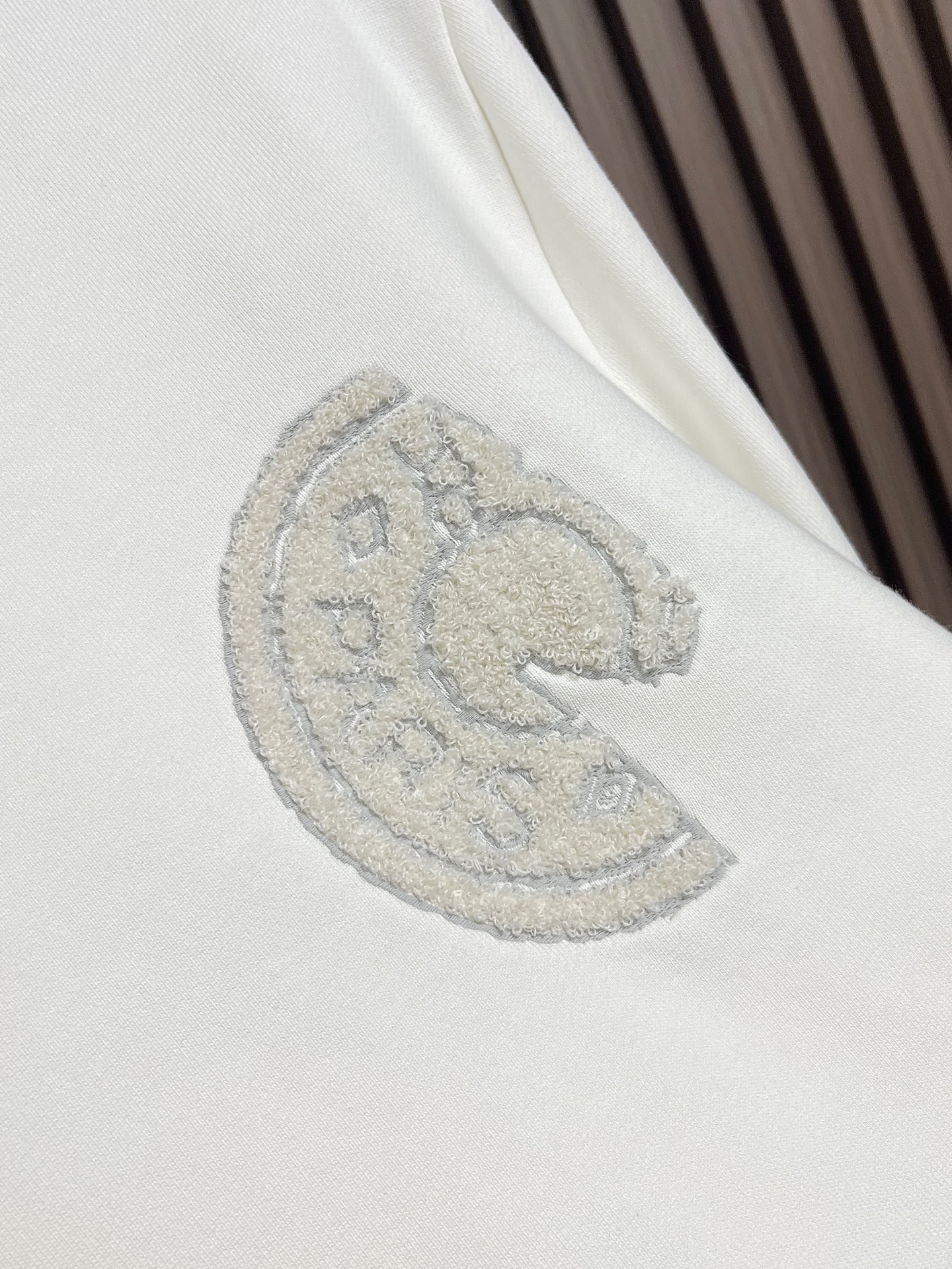 🛒🛒Hermes Paris 马鞍钉贴饰卫衣 定制定染臻密空气层棉 细腻柔软 舒适贴肤 自带不费力的高级感 胸前悄然绘就