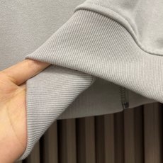 🛒🛒Hermes 2026FW 拼皮标识秋季圆领卫衣。特别定织面料100高支纯棉质地!细看图片面料表面有 纹理,亲肤透气 🛒🛒Hermes 2026FW 拼皮标识秋季圆领卫衣。特别定织面料100高支纯棉质地!细看图片面料表面有 纹理,亲肤透气
