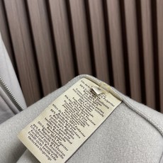 🛒🛒Hermes 2026FW 拼皮标识秋季圆领卫衣。特别定织面料100高支纯棉质地!细看图片面料表面有 纹理,亲肤透气 🛒🛒Hermes 2026FW 拼皮标识秋季圆领卫衣。特别定织面料100高支纯棉质地!细看图片面料表面有 纹理,亲肤透气