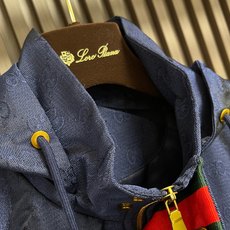 🛒🛒Gucci 2026SS新款暗纹连帽夹克外套,客订专供面料,选用功能性面料,经裁剪、缝制,保证版型挺括。采用立体裁剪 🛒🛒Gucci 2026SS新款暗纹连帽夹克外套,客订专供面料,选用功能性面料,经裁剪、缝制,保证版型挺括。采用立体裁剪