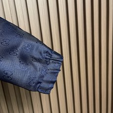 🛒🛒Gucci 2026SS新款暗纹连帽夹克外套,客订专供面料,选用功能性面料,经裁剪、缝制,保证版型挺括。采用立体裁剪 🛒🛒Gucci 2026SS新款暗纹连帽夹克外套,客订专供面料,选用功能性面料,经裁剪、缝制,保证版型挺括。采用立体裁剪