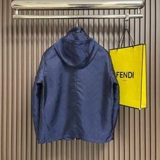 🛒🛒Gucci 2026SS新款暗纹连帽夹克外套,客订专供面料,选用功能性面料,经裁剪、缝制,保证版型挺括。采用立体裁剪 🛒🛒Gucci 2026SS新款暗纹连帽夹克外套,客订专供面料,选用功能性面料,经裁剪、缝制,保证版型挺括。采用立体裁剪
