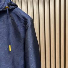 🛒🛒Gucci 2026SS新款暗纹连帽夹克外套,客订专供面料,选用功能性面料,经裁剪、缝制,保证版型挺括。采用立体裁剪 🛒🛒Gucci 2026SS新款暗纹连帽夹克外套,客订专供面料,选用功能性面料,经裁剪、缝制,保证版型挺括。采用立体裁剪