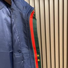🛒🛒Gucci 2026SS新款暗纹连帽夹克外套,客订专供面料,选用功能性面料,经裁剪、缝制,保证版型挺括。采用立体裁剪 🛒🛒Gucci 2026SS新款暗纹连帽夹克外套,客订专供面料,选用功能性面料,经裁剪、缝制,保证版型挺括。采用立体裁剪