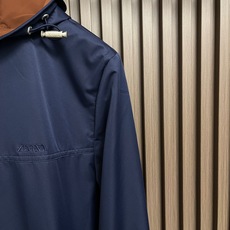 🛒🛒zegna 连帽夹克外套。甄选优质面料,手感细腻顺滑,轻盈有光泽计。简约设计,连帽+拉链+侧袋,实用又时髦。适合多种 🛒🛒zegna 连帽夹克外套。甄选优质面料,手感细腻顺滑,轻盈有光泽计。简约设计,连帽+拉链+侧袋,实用又时髦。适合多种