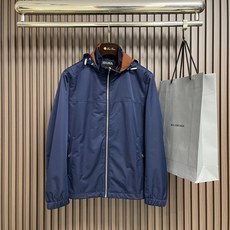 🛒🛒zegna 连帽夹克外套。甄选优质面料,手感细腻顺滑,轻盈有光泽计。简约设计,连帽+拉链+侧袋,实用又时髦。适合多种 🛒🛒zegna 连帽夹克外套。甄选优质面料,手感细腻顺滑,轻盈有光泽计。简约设计,连帽+拉链+侧袋,实用又时髦。适合多种