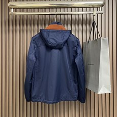🛒🛒zegna 连帽夹克外套。甄选优质面料,手感细腻顺滑,轻盈有光泽计。简约设计,连帽+拉链+侧袋,实用又时髦。适合多种 🛒🛒zegna 连帽夹克外套。甄选优质面料,手感细腻顺滑,轻盈有光泽计。简约设计,连帽+拉链+侧袋,实用又时髦。适合多种