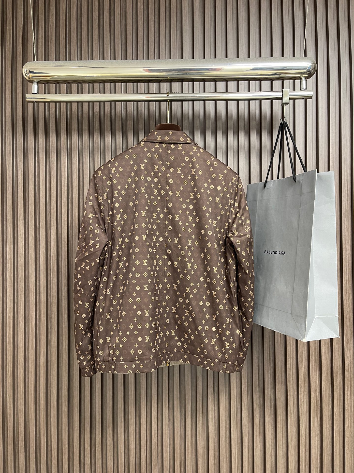🛒🛒LV 双面穿防风夹克外套，本款双面防风夹克，正面为经典外观，易于混搭，胸前饰有刺绣标识。反面则呈现2026年秋冬秀场