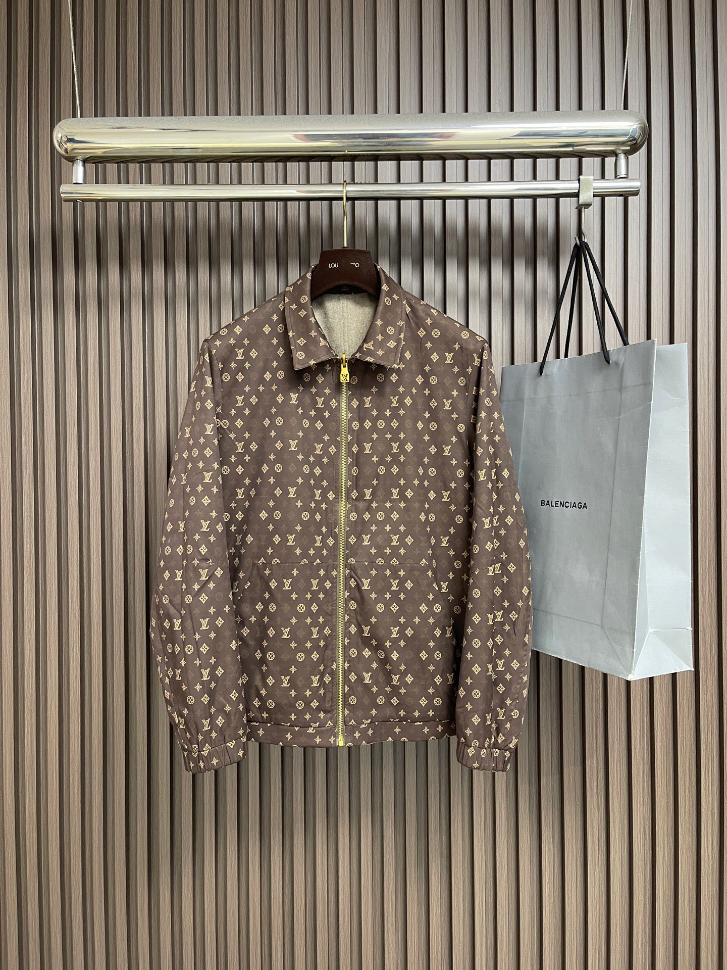 🛒🛒LV 双面穿防风夹克外套，本款双面防风夹克，正面为经典外观，易于混搭，胸前饰有刺绣标识。反面则呈现2026年秋冬秀场