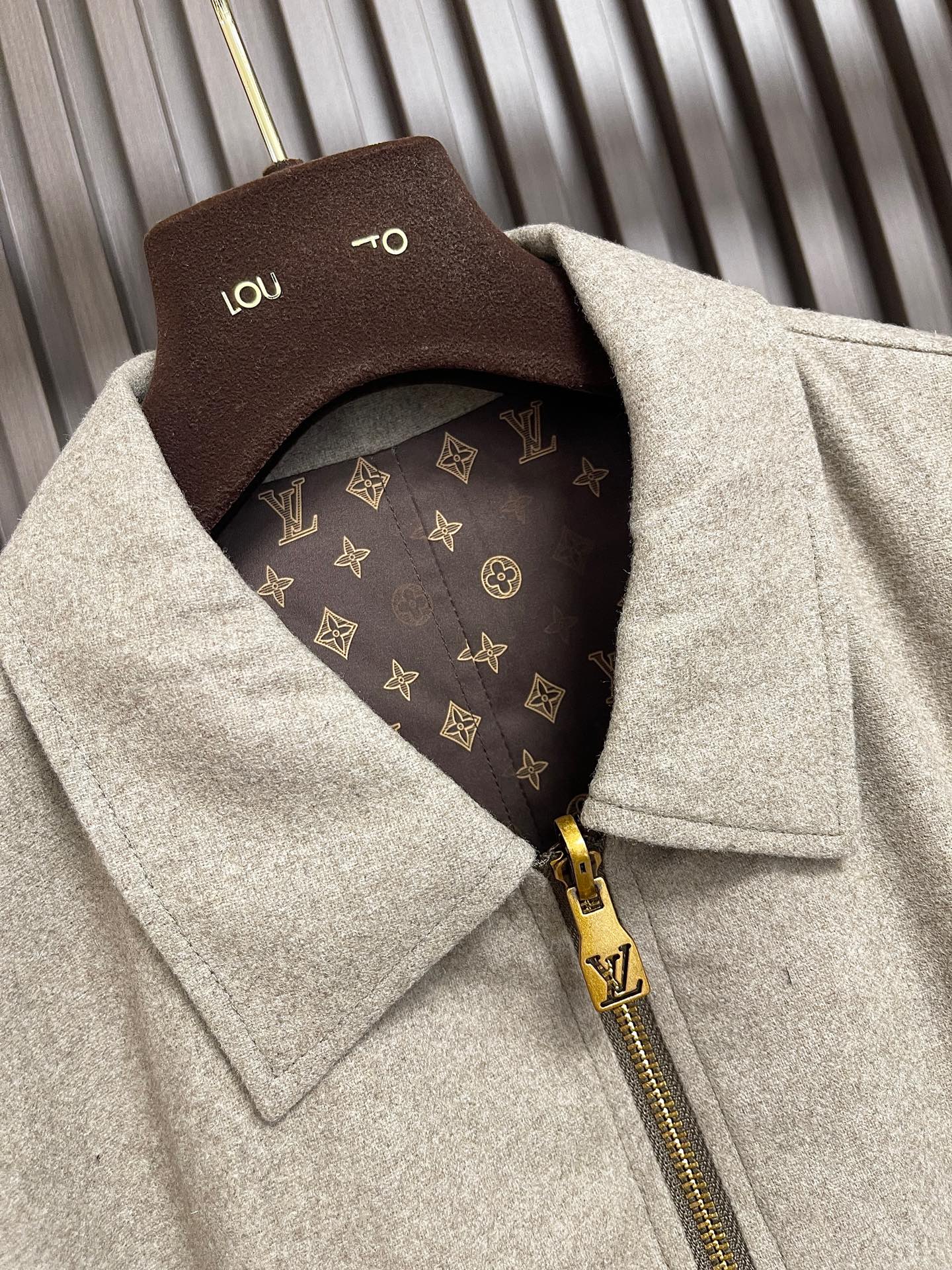 🛒🛒LV 双面穿防风夹克外套，本款双面防风夹克，正面为经典外观，易于混搭，胸前饰有刺绣标识。反面则呈现2026年秋冬秀场