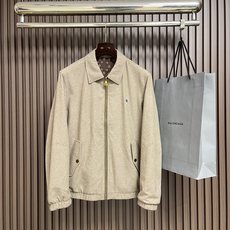 🛒🛒LV 双面穿防风夹克外套,本款双面防风夹克,正面为经典外观,易于混搭,胸前饰有刺绣标识。反面则呈现2026年秋冬秀场 🛒🛒LV 双面穿防风夹克外套,本款双面防风夹克,正面为经典外观,易于混搭,胸前饰有刺绣标识。反面则呈现2026年秋冬秀场