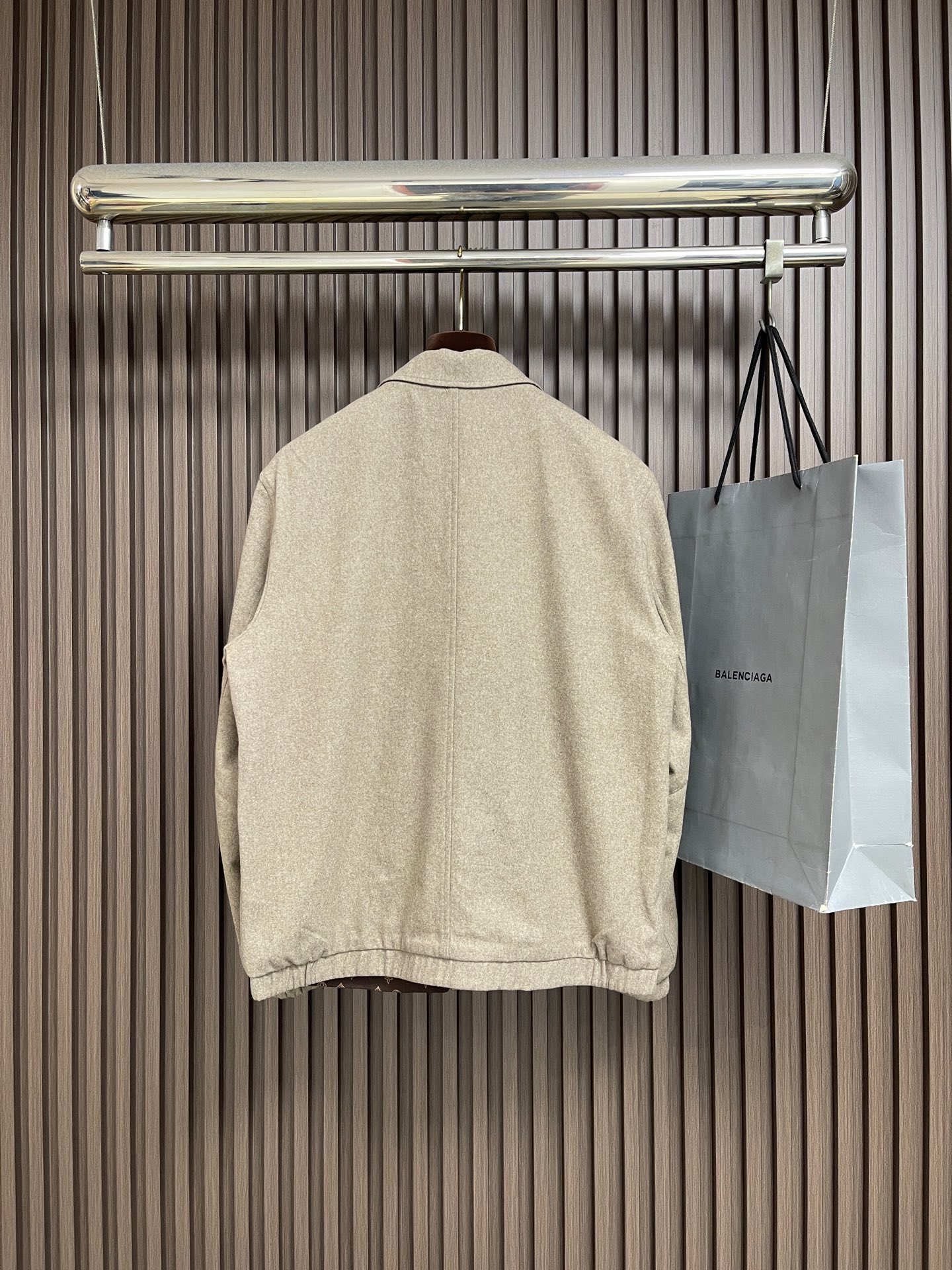 🛒🛒LV 双面穿防风夹克外套，本款双面防风夹克，正面为经典外观，易于混搭，胸前饰有刺绣标识。反面则呈现2026年秋冬秀场