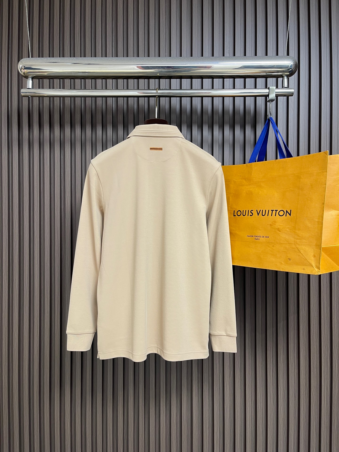 🛒🛒Zegna 翻领长袖Polo衫，采用定制面料，简约奢华，设计感十足！给人简约又不乏味的感觉，营造出低调又独特的个性时