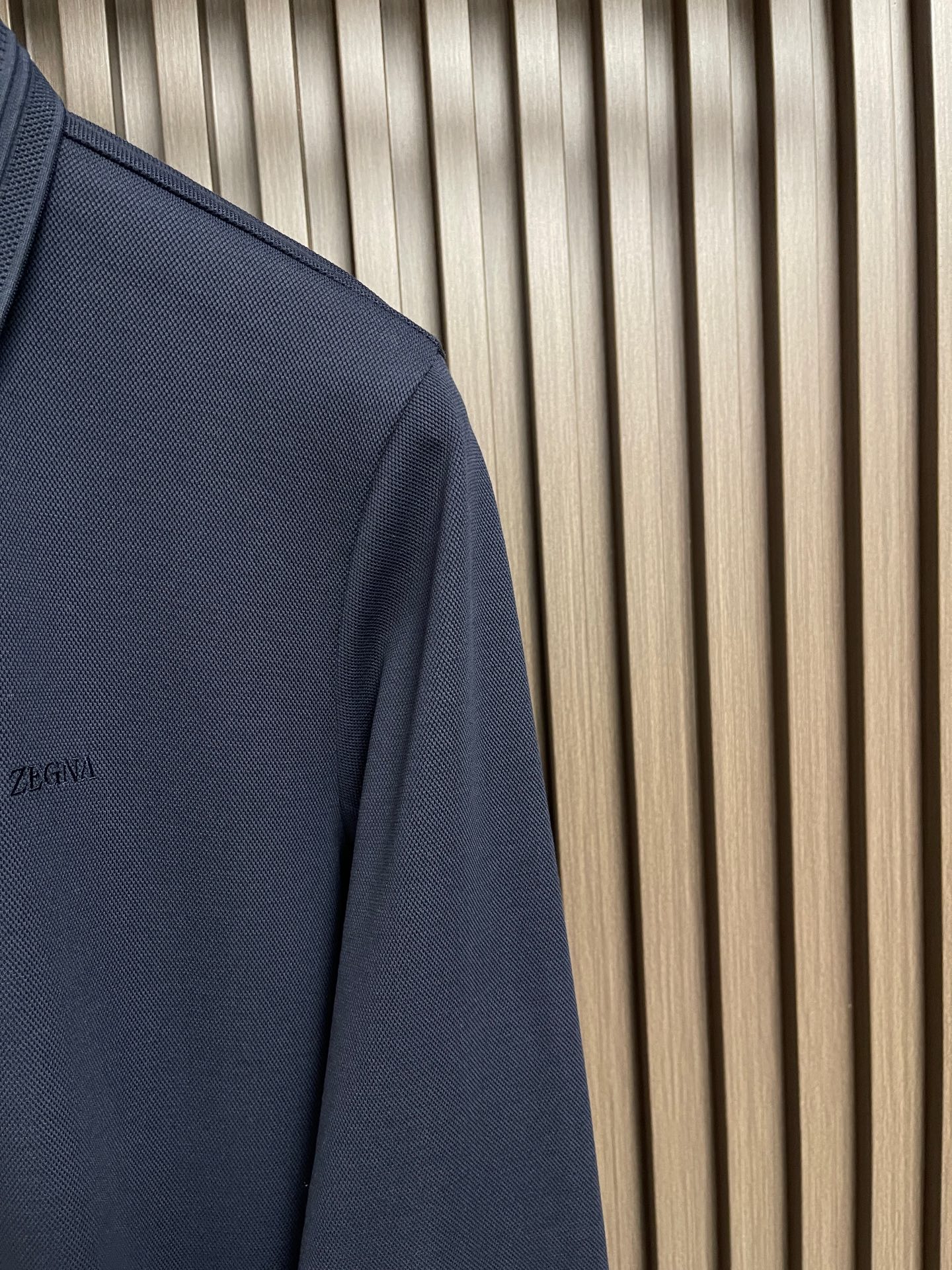 🛒🛒Zegna 翻领长袖Polo衫，采用定制面料，简约奢华，设计感十足！给人简约又不乏味的感觉，营造出低调又独特的个性时