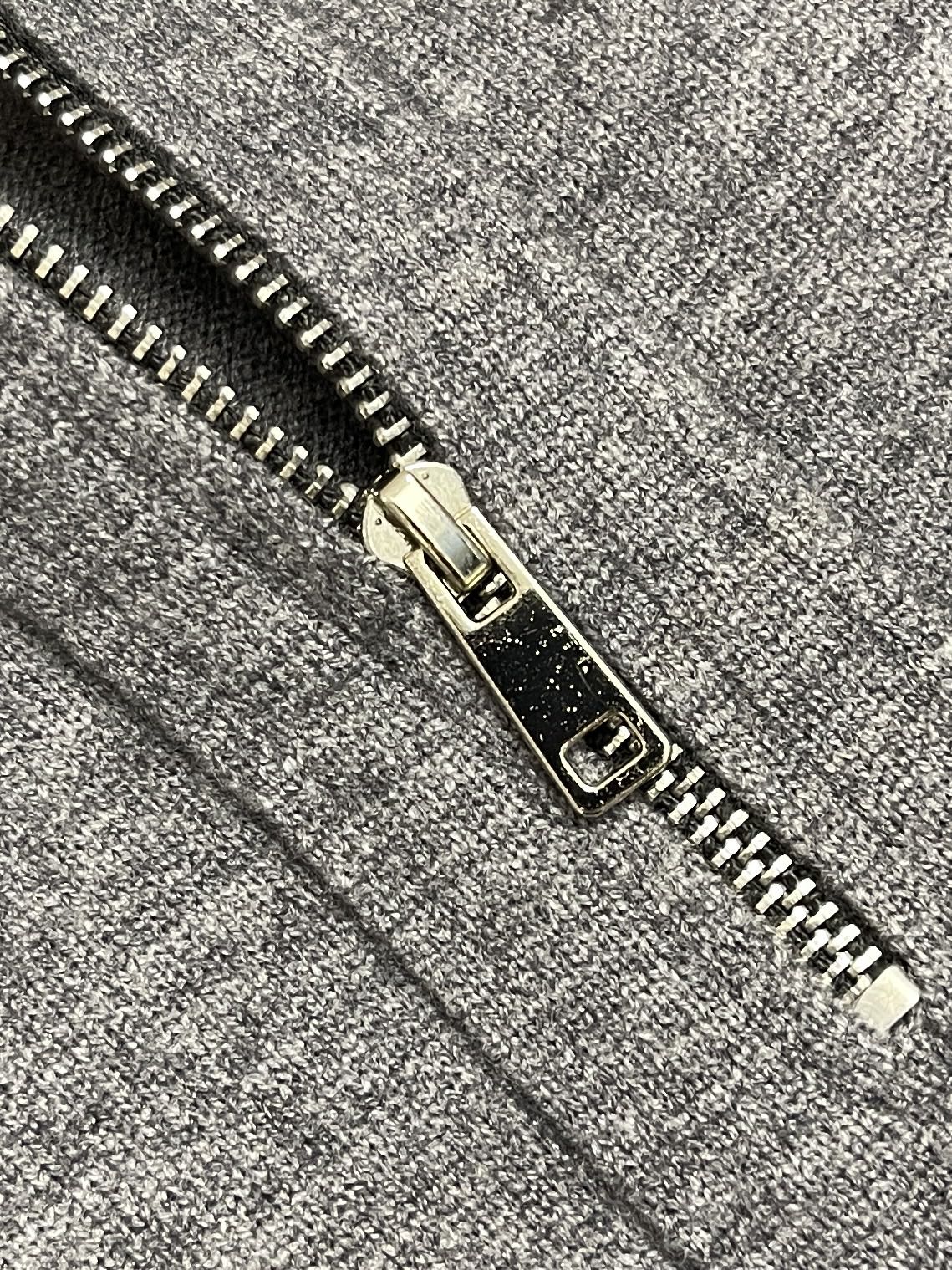 🛒🛒Prada 男士半开拉链针织Polo，经典Polo翻领设计，利落有型，半开金属拉链门襟，可自由调节领口开合度，穿搭可