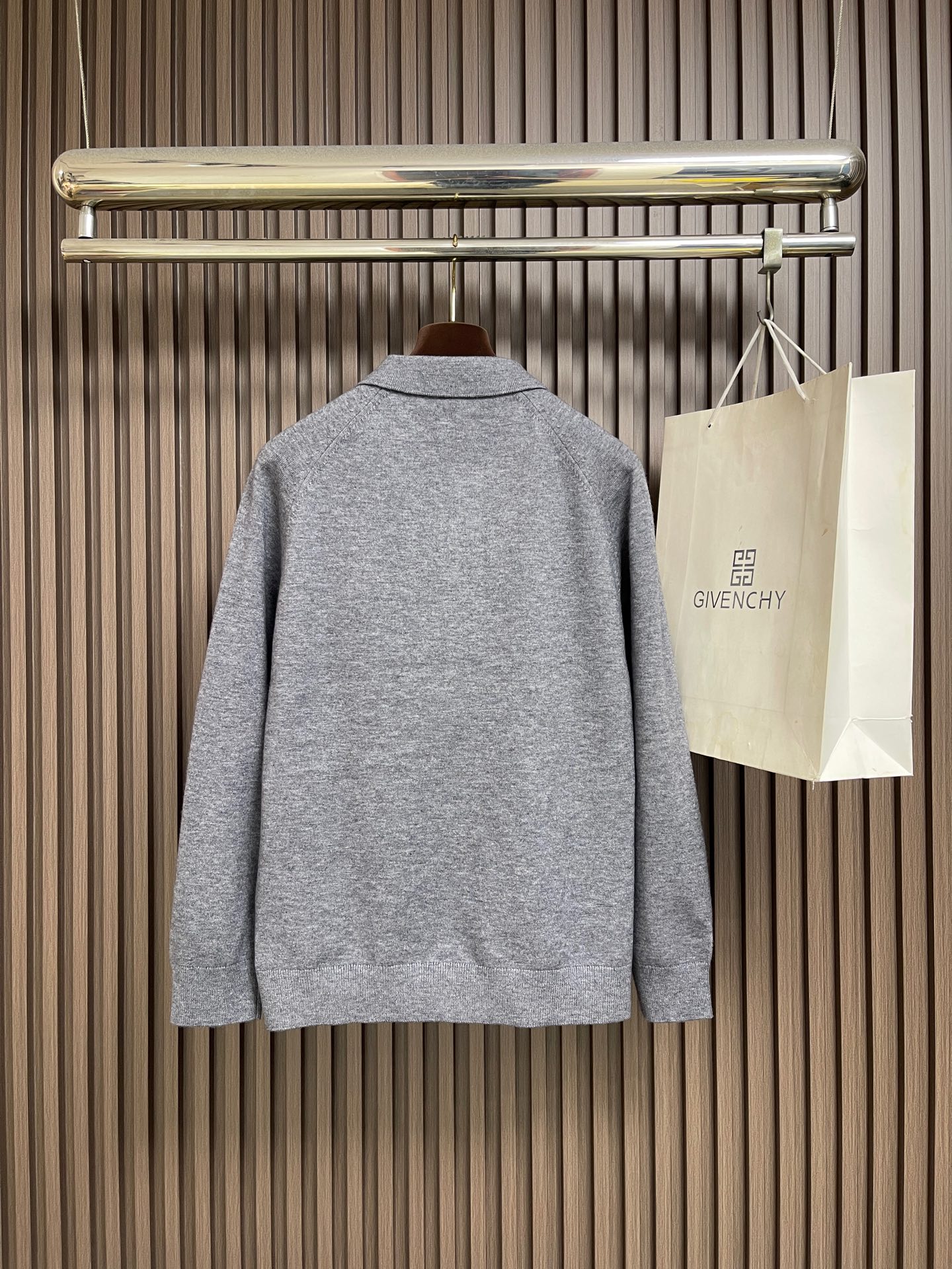 🛒🛒Prada 男士半开拉链针织Polo，经典Polo翻领设计，利落有型，半开金属拉链门襟，可自由调节领口开合度，穿搭可