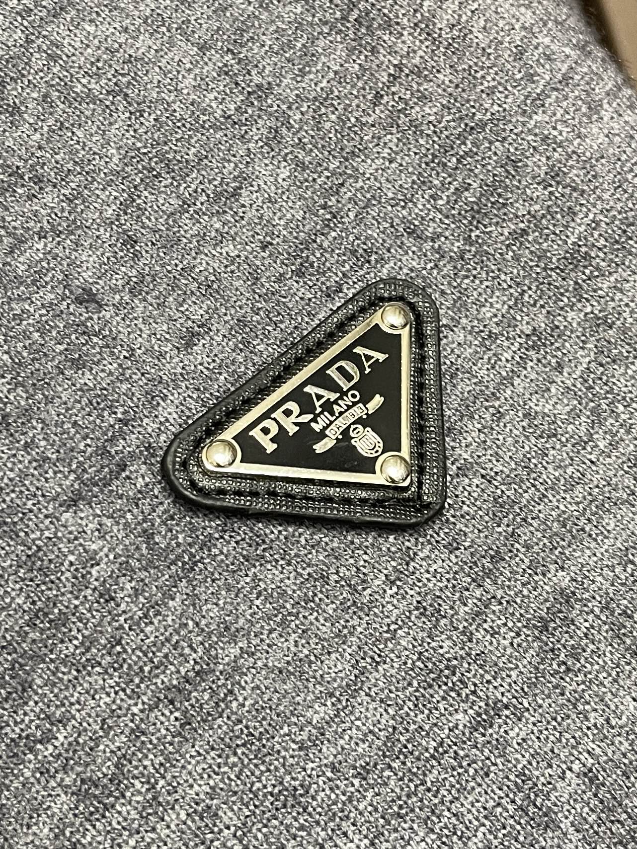 🛒🛒Prada 男士半开拉链针织Polo，经典Polo翻领设计，利落有型，半开金属拉链门襟，可自由调节领口开合度，穿搭可