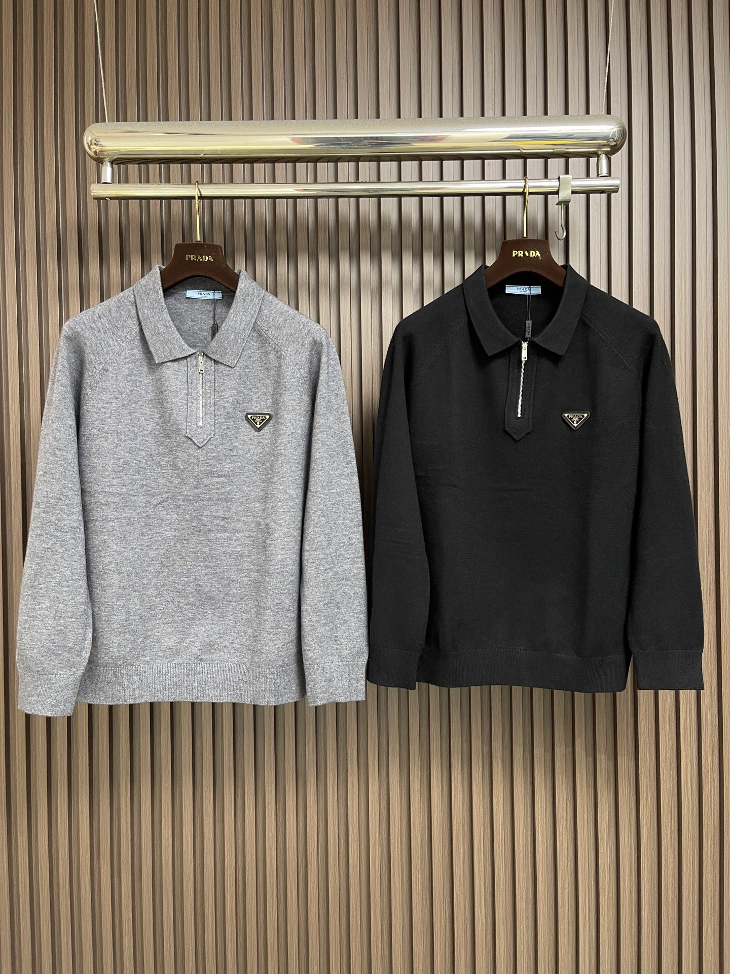 🛒🛒Prada 男士半开拉链针织Polo，经典Polo翻领设计，利落有型，半开金属拉链门襟，可自由调节领口开合度，穿搭可