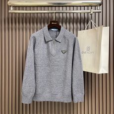 🛒🛒Prada 男士半开拉链针织Polo,经典Polo翻领设计,利落有型,半开金属拉链门襟,可自由调节领口开合度,穿搭可 🛒🛒Prada 男士半开拉链针织Polo,经典Polo翻领设计,利落有型,半开金属拉链门襟,可自由调节领口开合度,穿搭可