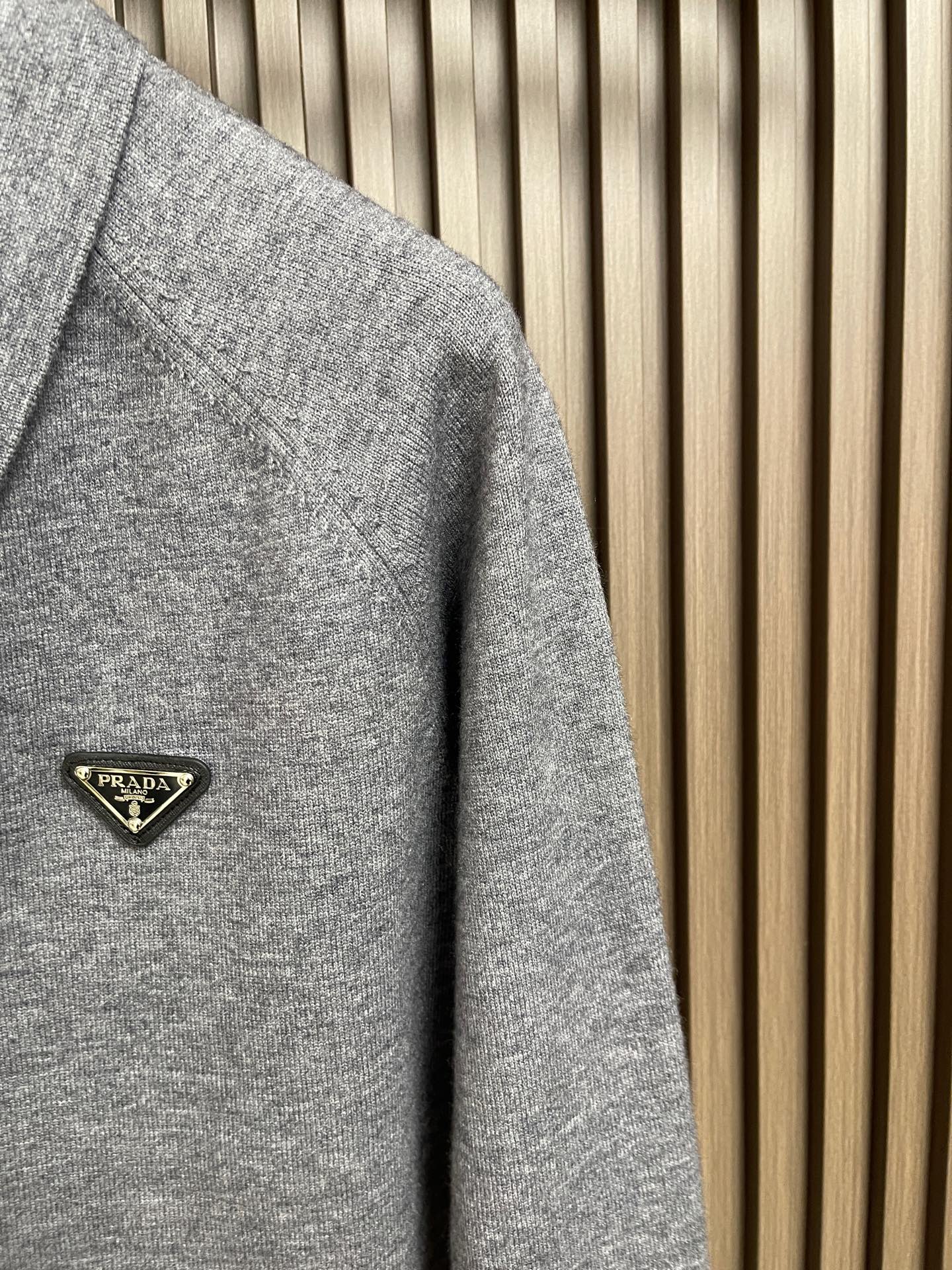 🛒🛒Prada 男士半开拉链针织Polo，经典Polo翻领设计，利落有型，半开金属拉链门襟，可自由调节领口开合度，穿搭可