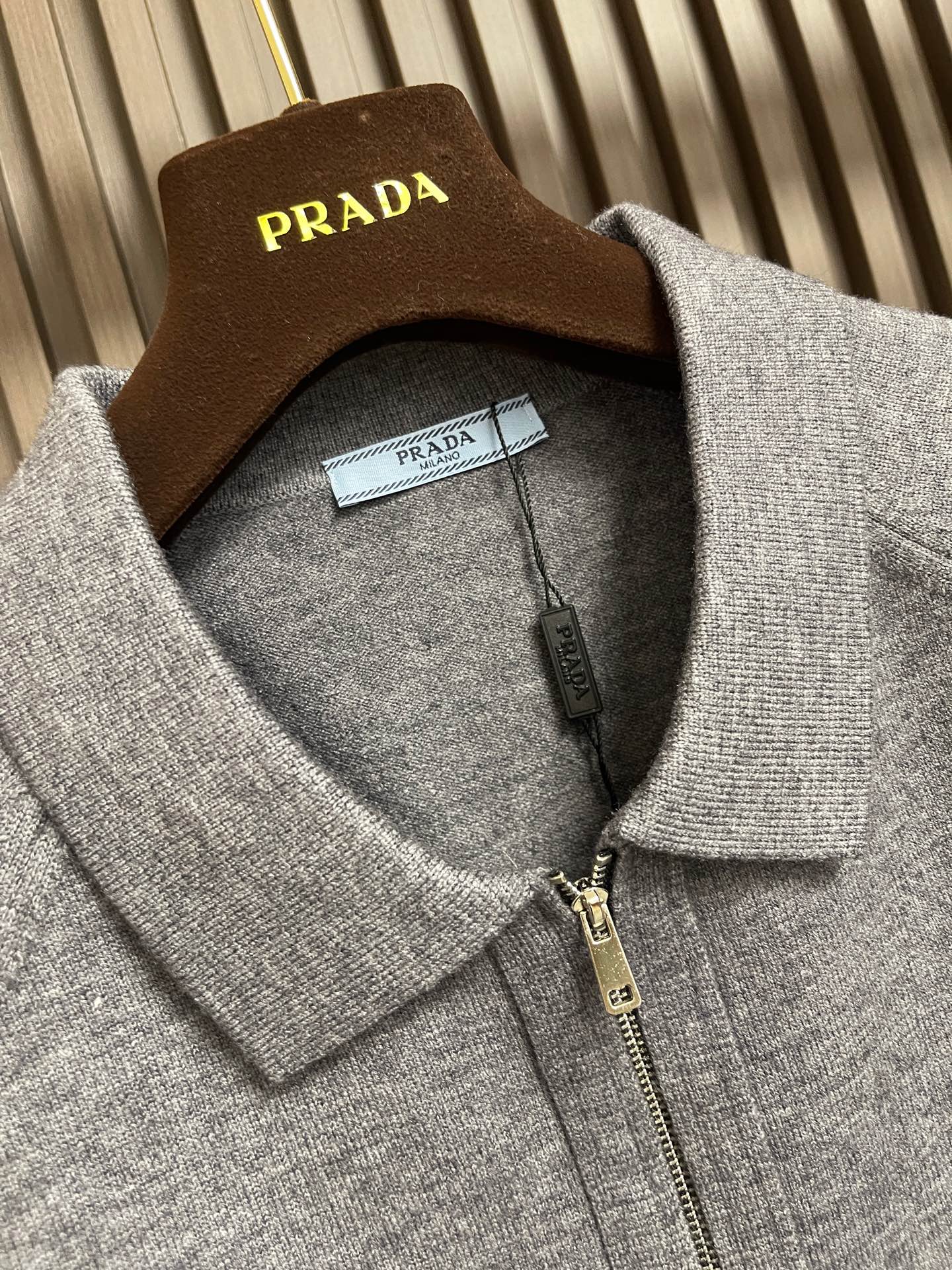 🛒🛒Prada 男士半开拉链针织Polo，经典Polo翻领设计，利落有型，半开金属拉链门襟，可自由调节领口开合度，穿搭可