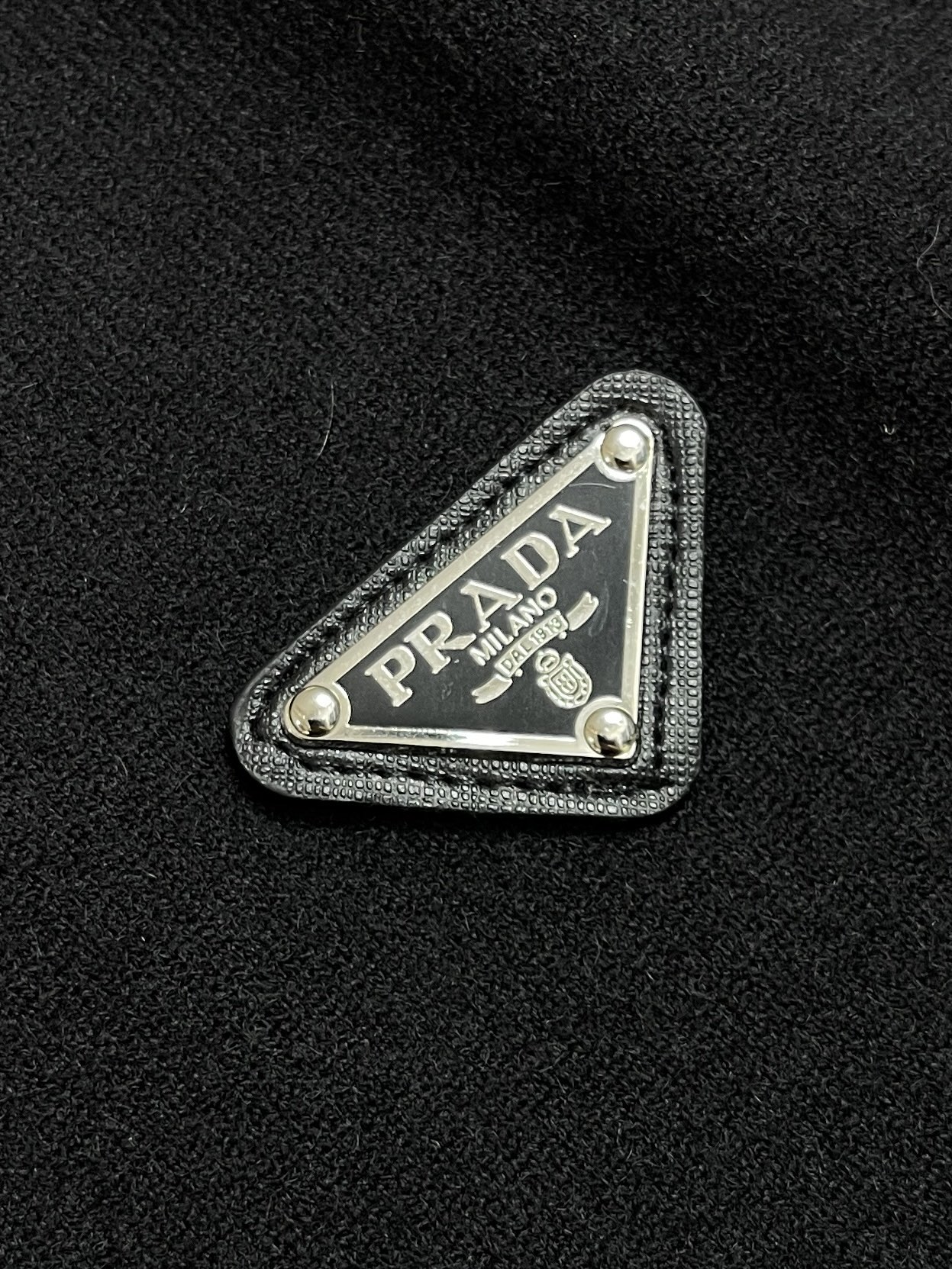 🛒🛒Prada 男士半开拉链针织Polo，经典Polo翻领设计，利落有型，半开金属拉链门襟，可自由调节领口开合度，穿搭可