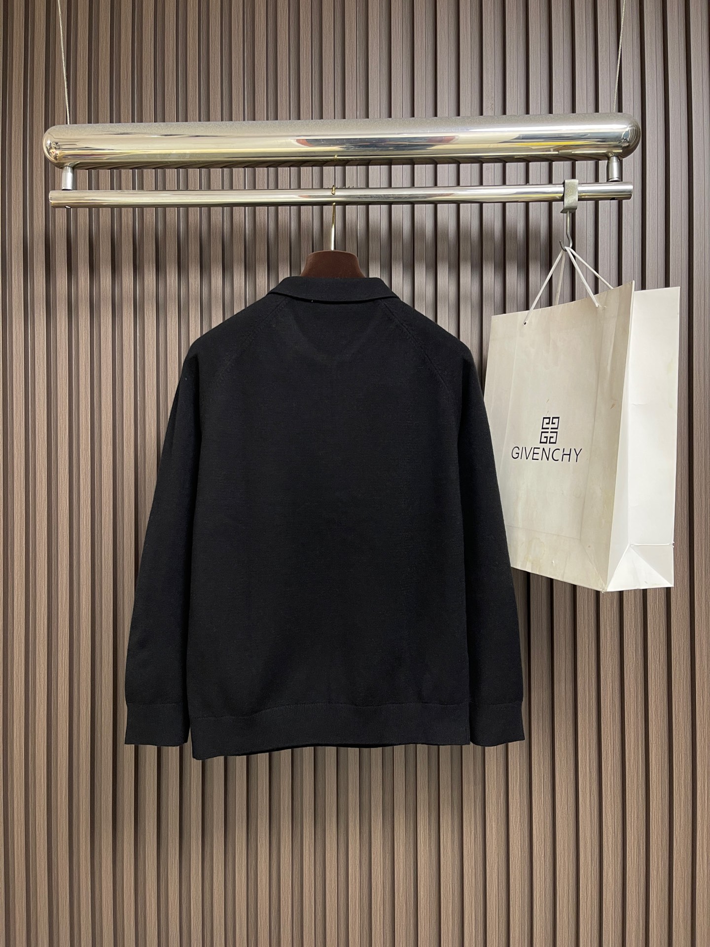 🛒🛒Prada 男士半开拉链针织Polo，经典Polo翻领设计，利落有型，半开金属拉链门襟，可自由调节领口开合度，穿搭可
