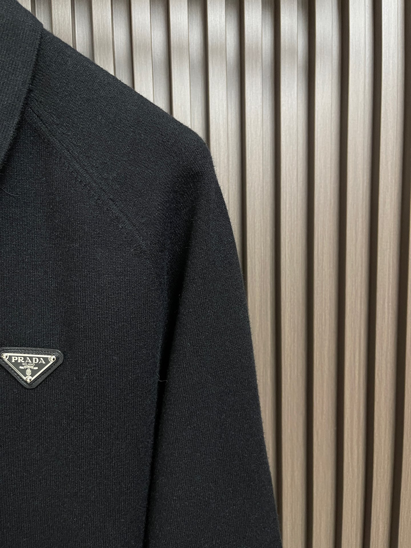 🛒🛒Prada 男士半开拉链针织Polo，经典Polo翻领设计，利落有型，半开金属拉链门襟，可自由调节领口开合度，穿搭可