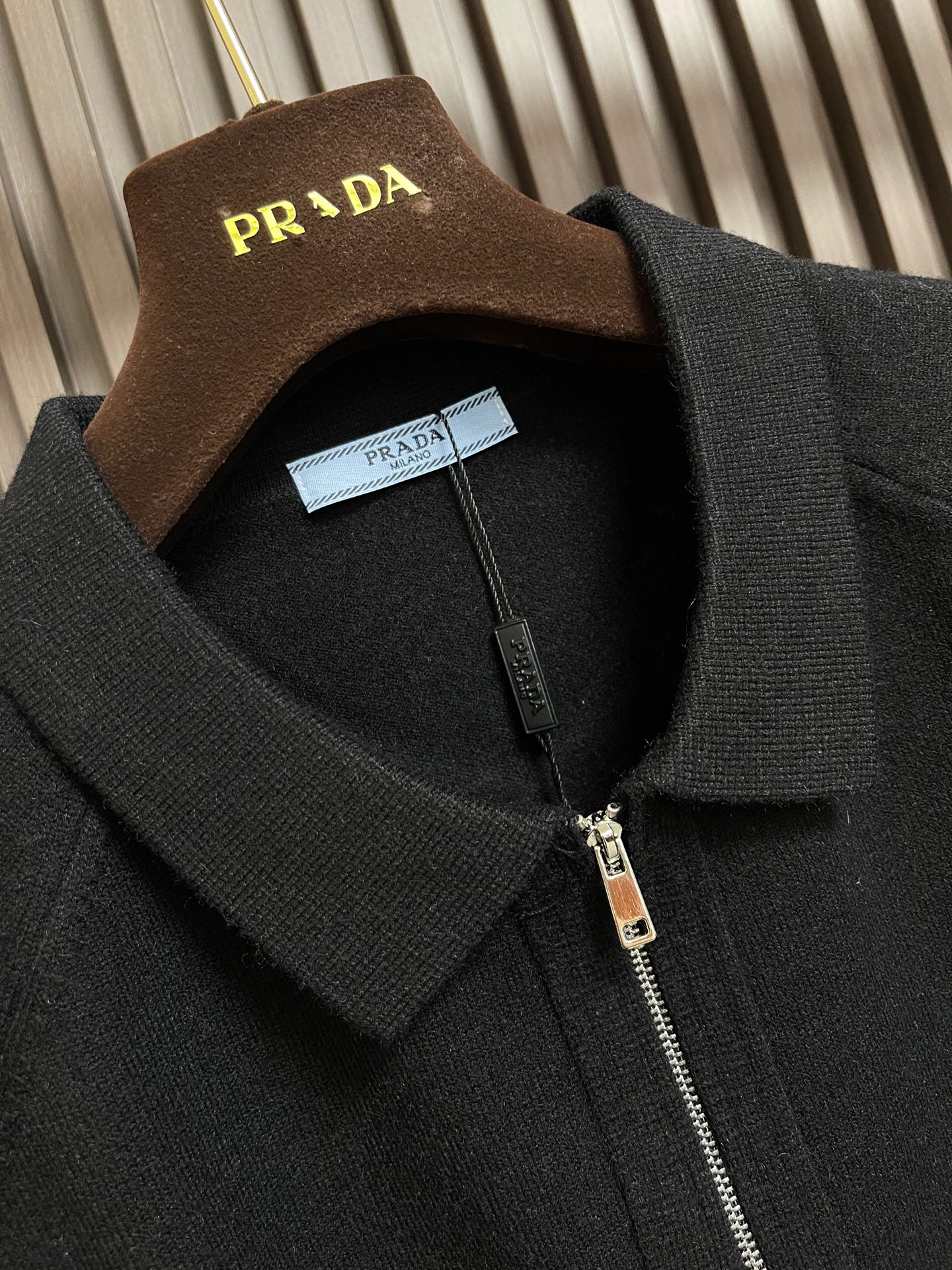 🛒🛒Prada 男士半开拉链针织Polo，经典Polo翻领设计，利落有型，半开金属拉链门襟，可自由调节领口开合度，穿搭可
