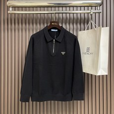 🛒🛒Prada 男士半开拉链针织Polo,经典Polo翻领设计,利落有型,半开金属拉链门襟,可自由调节领口开合度,穿搭可 🛒🛒Prada 男士半开拉链针织Polo,经典Polo翻领设计,利落有型,半开金属拉链门襟,可自由调节领口开合度,穿搭可