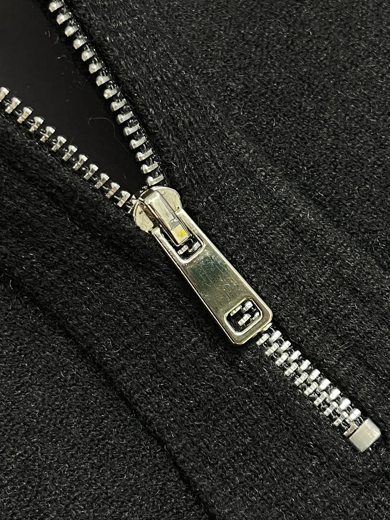 🛒🛒Prada 男士半开拉链针织Polo，经典Polo翻领设计，利落有型，半开金属拉链门襟，可自由调节领口开合度，穿搭可